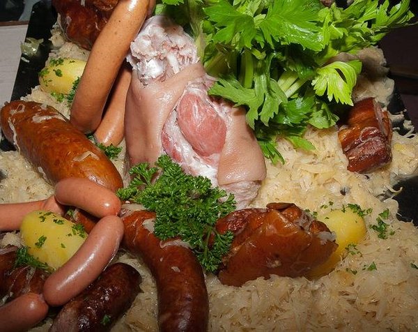 Comment préparer une choucroute alsacienne traditionnelle ?